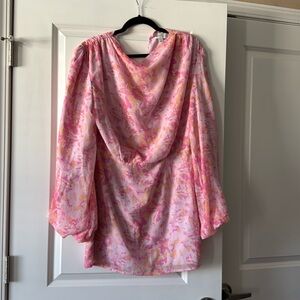 Pretty lavish mini dress with oversized sleeves